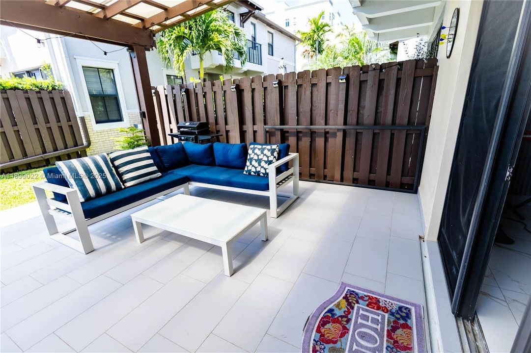 Под контрактом: $4,500 (3 спален, 2 ванн, 2192 Квадратных фут)