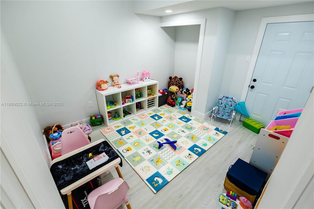 Под контрактом: $4,500 (3 спален, 2 ванн, 2192 Квадратных фут)