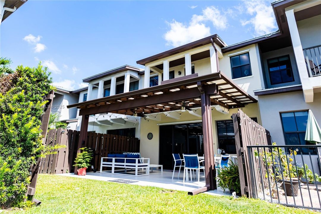 Под контрактом: $4,500 (3 спален, 2 ванн, 2192 Квадратных фут)