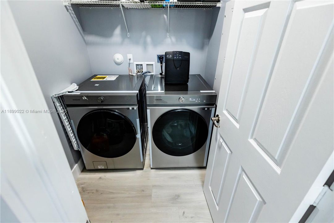 Под контрактом: $4,500 (3 спален, 2 ванн, 2192 Квадратных фут)