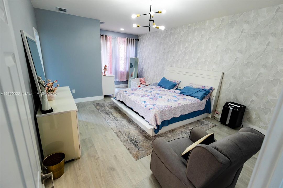 Под контрактом: $4,500 (3 спален, 2 ванн, 2192 Квадратных фут)