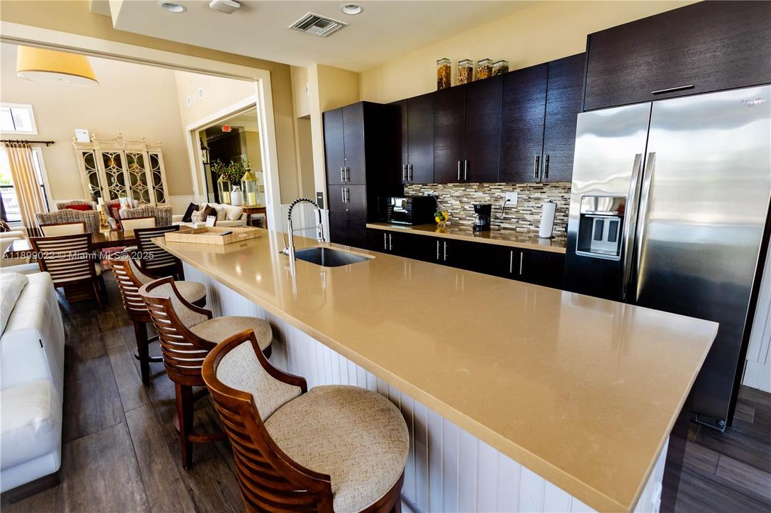 Под контрактом: $4,500 (3 спален, 2 ванн, 2192 Квадратных фут)