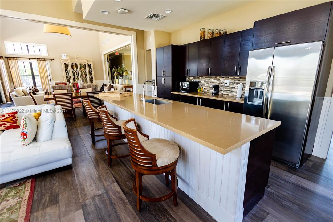 Под контрактом: $4,500 (3 спален, 2 ванн, 2192 Квадратных фут)