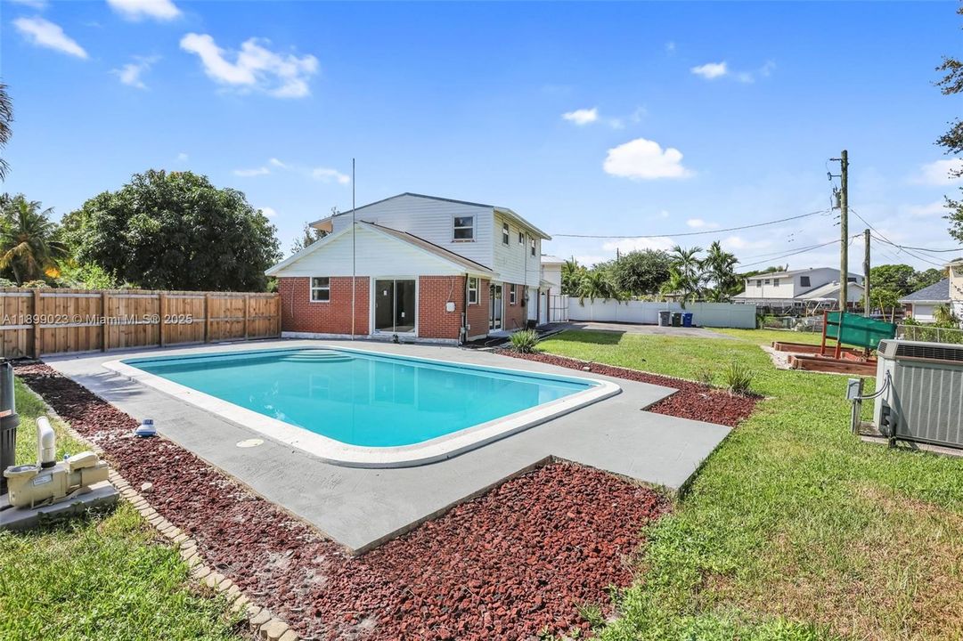 Activo con contrato: $569,999 (4 camas, 2 baños, 1400 Pies cuadrados)