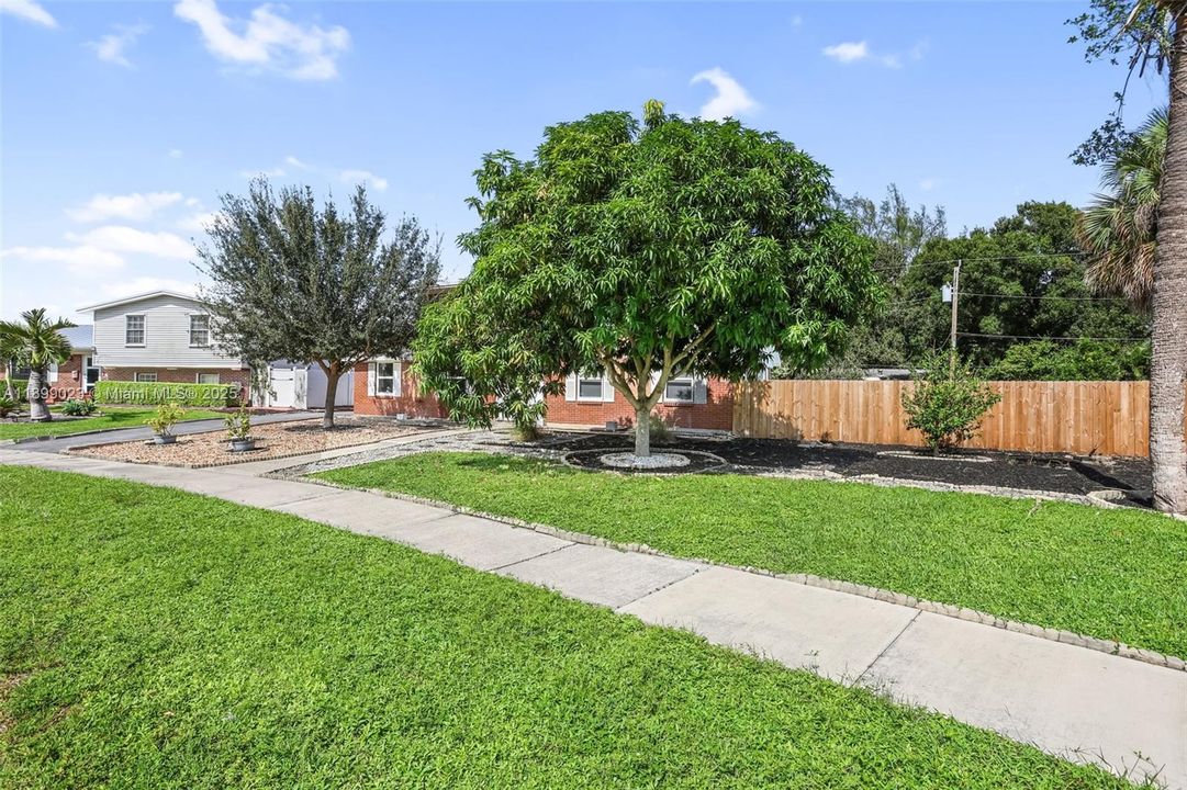 Activo con contrato: $569,999 (4 camas, 2 baños, 1400 Pies cuadrados)