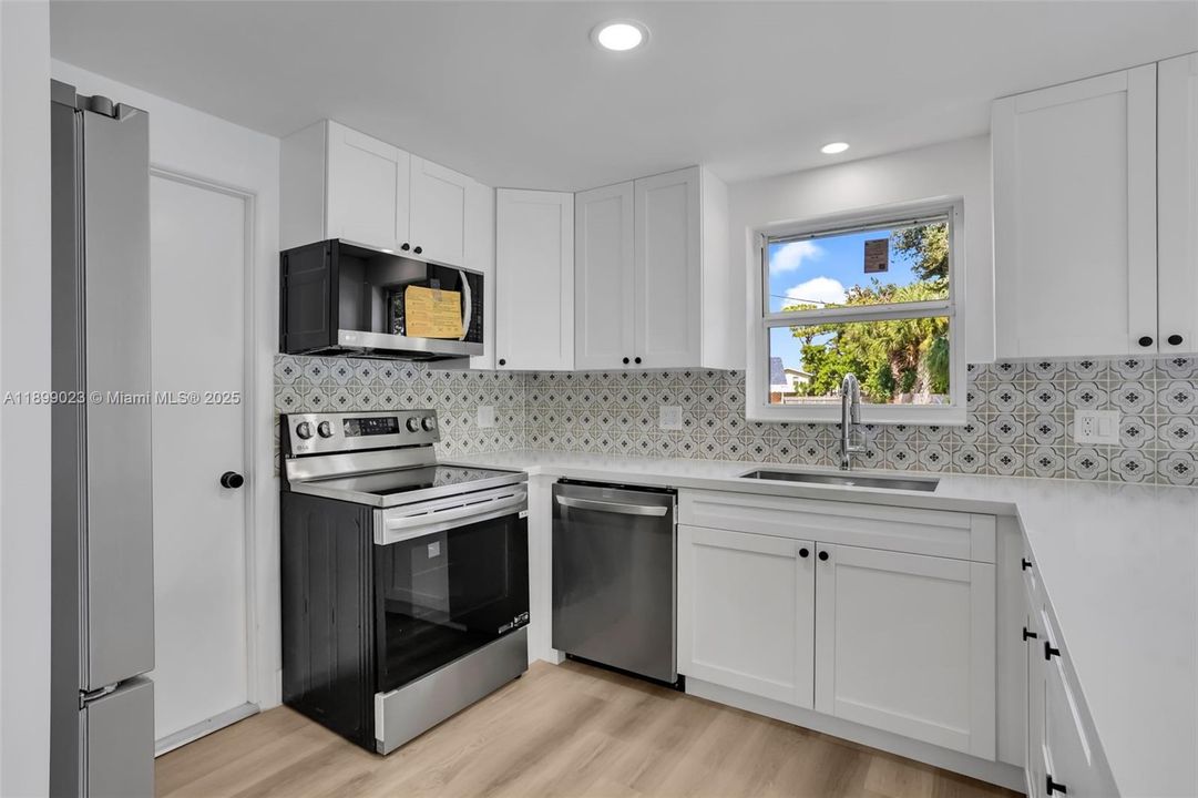 Activo con contrato: $569,999 (4 camas, 2 baños, 1400 Pies cuadrados)