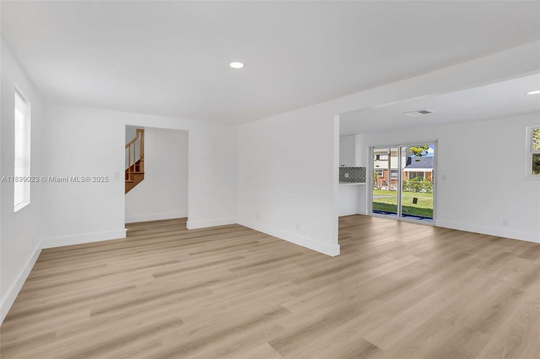 Activo con contrato: $569,999 (4 camas, 2 baños, 1400 Pies cuadrados)