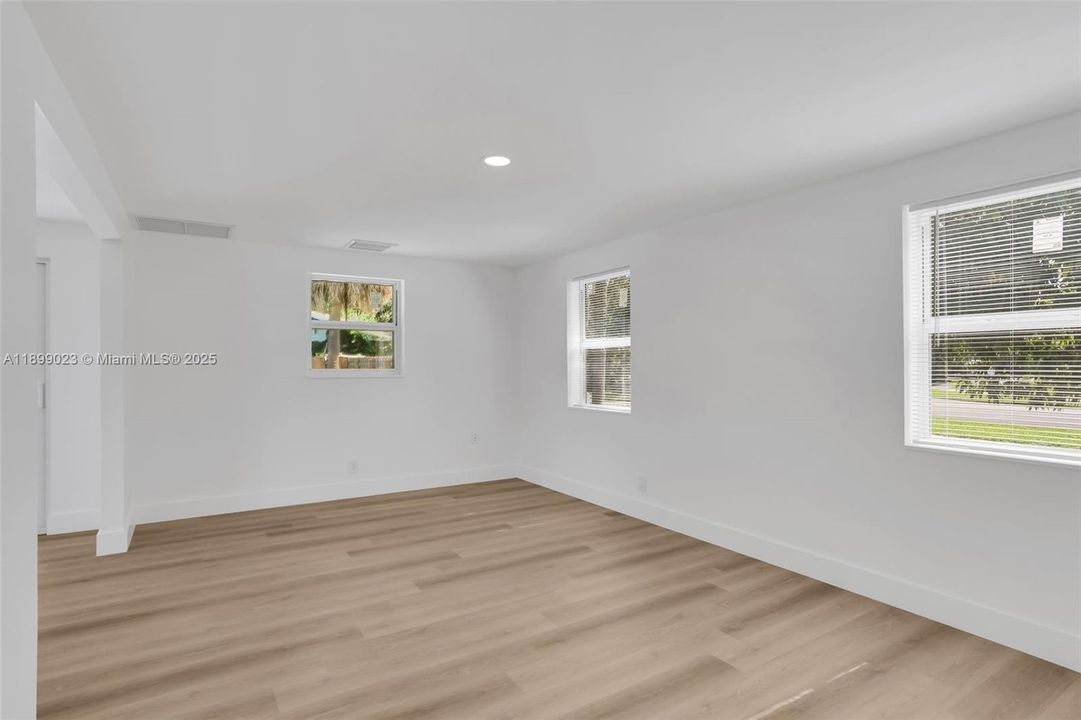 Activo con contrato: $569,999 (4 camas, 2 baños, 1400 Pies cuadrados)