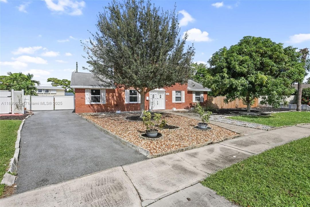 Activo con contrato: $569,999 (4 camas, 2 baños, 1400 Pies cuadrados)