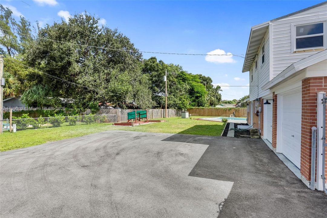 Activo con contrato: $569,999 (4 camas, 2 baños, 1400 Pies cuadrados)