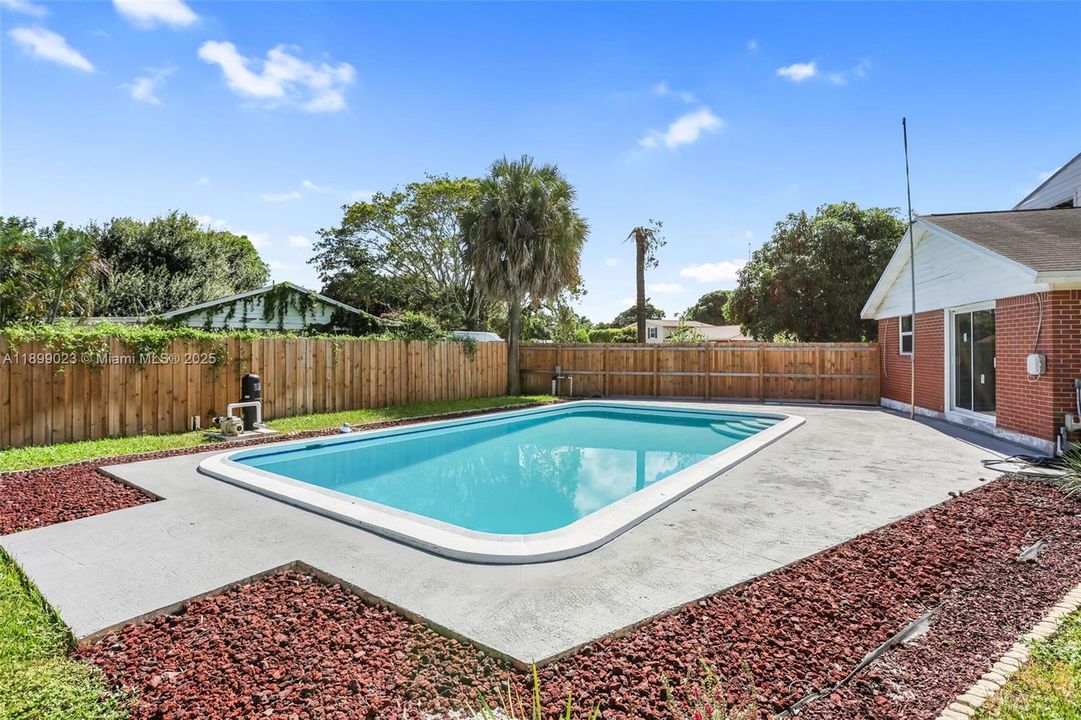 Activo con contrato: $569,999 (4 camas, 2 baños, 1400 Pies cuadrados)