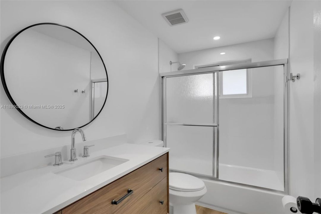 Activo con contrato: $569,999 (4 camas, 2 baños, 1400 Pies cuadrados)