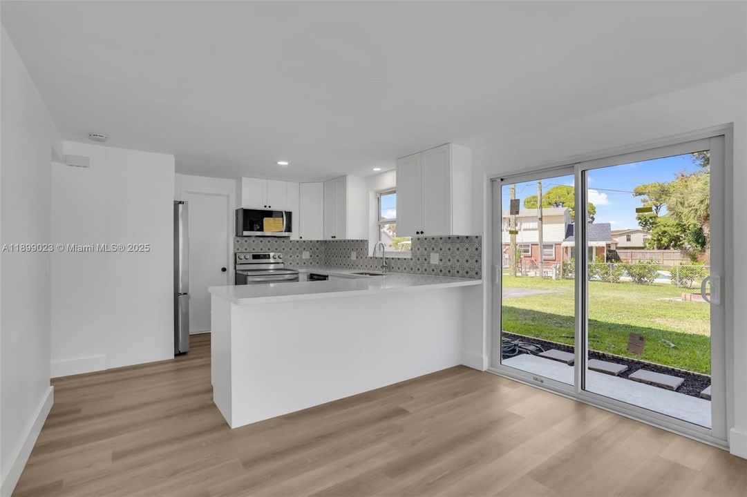 Activo con contrato: $569,999 (4 camas, 2 baños, 1400 Pies cuadrados)