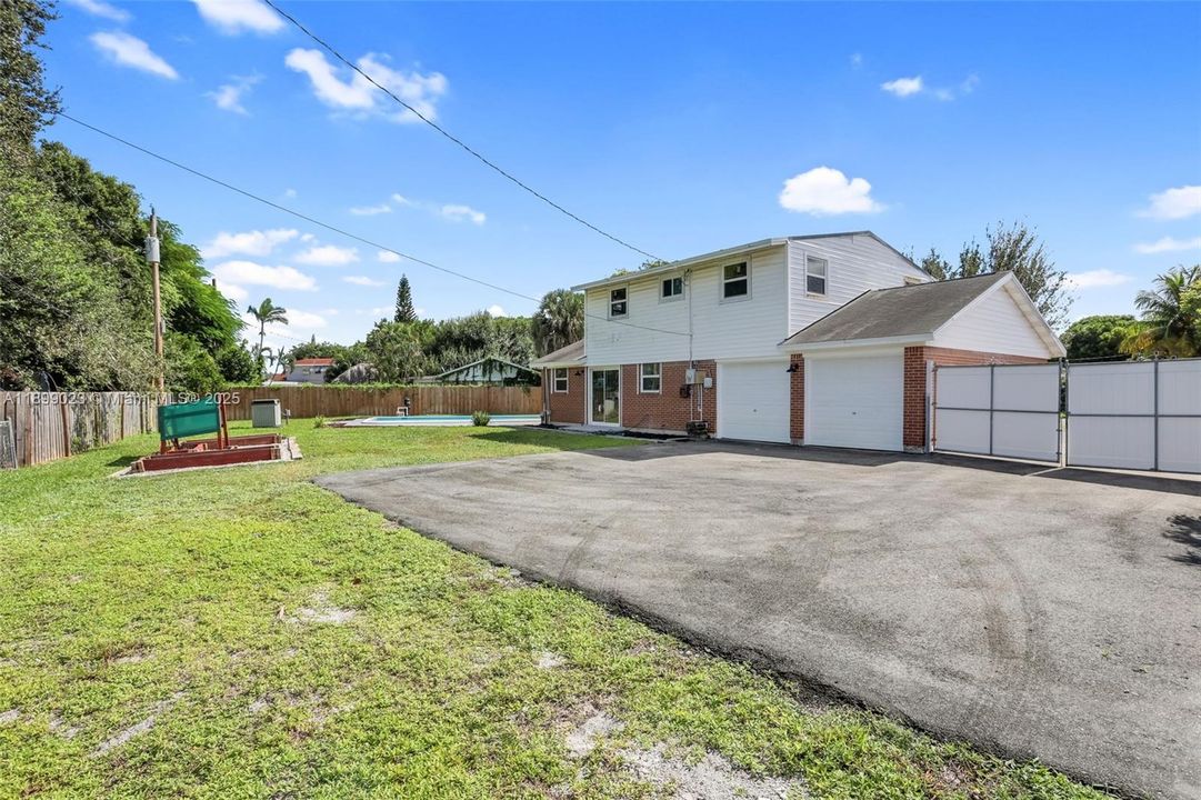 Activo con contrato: $569,999 (4 camas, 2 baños, 1400 Pies cuadrados)