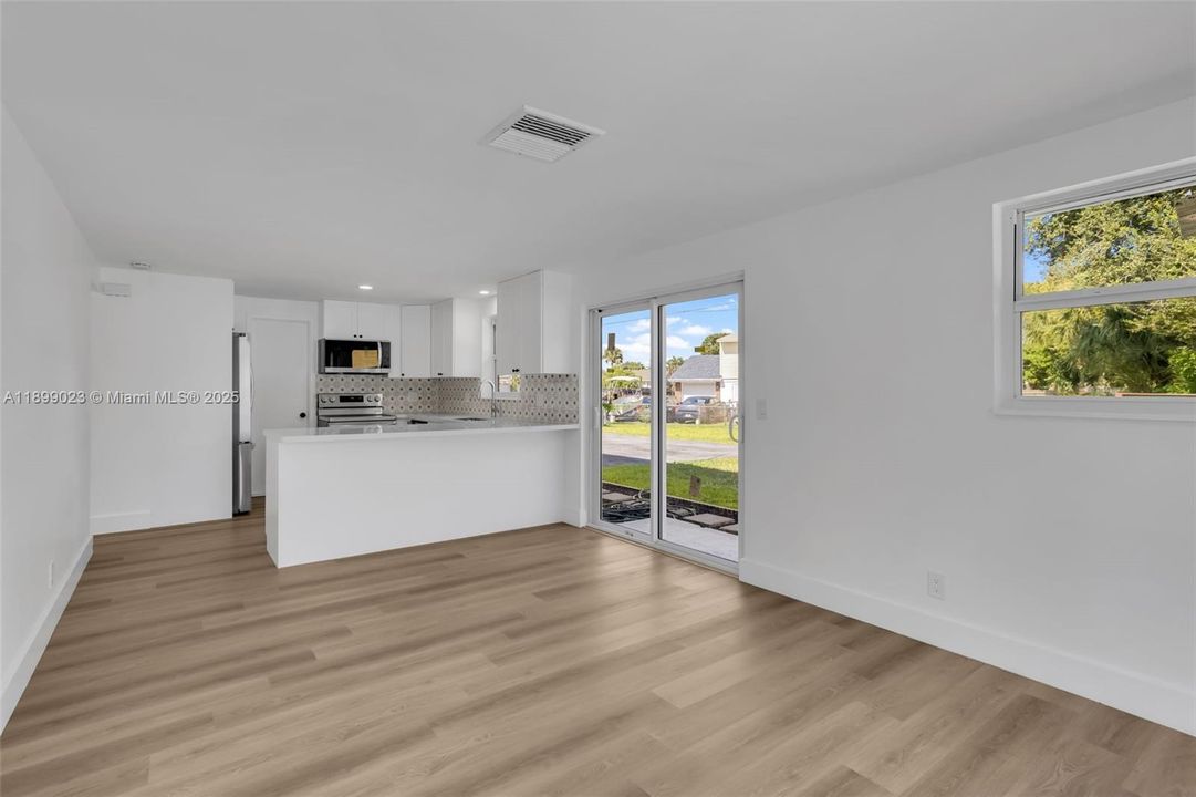 Activo con contrato: $569,999 (4 camas, 2 baños, 1400 Pies cuadrados)