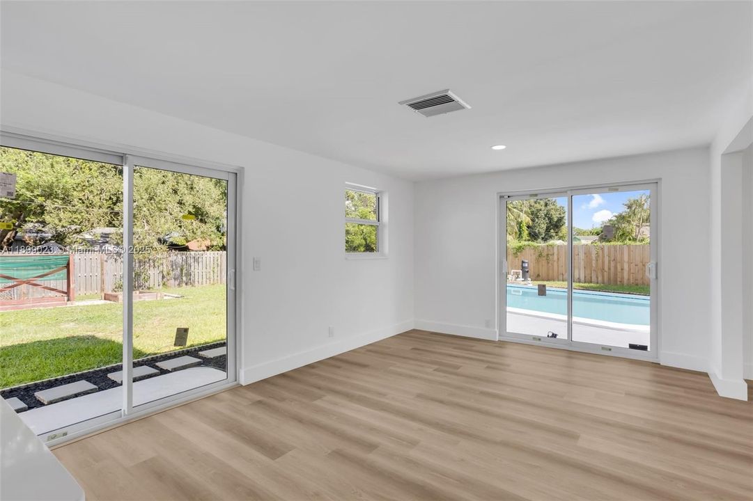 Activo con contrato: $569,999 (4 camas, 2 baños, 1400 Pies cuadrados)