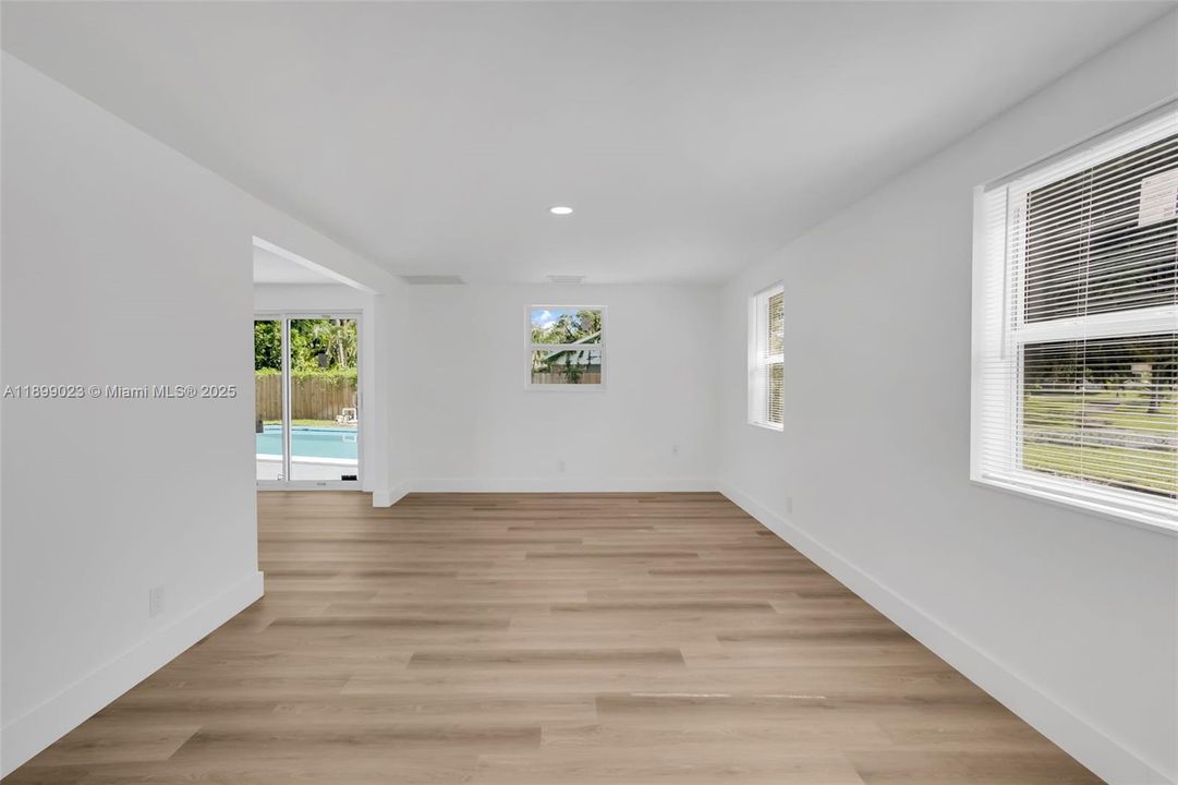 Activo con contrato: $569,999 (4 camas, 2 baños, 1400 Pies cuadrados)