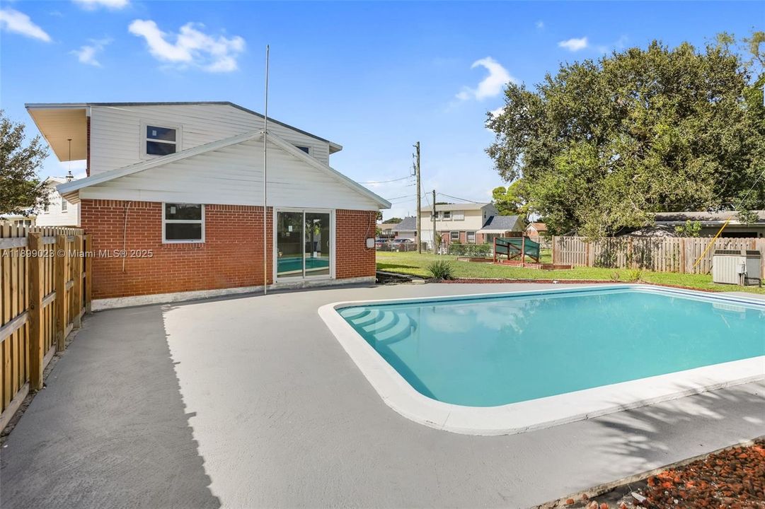 Activo con contrato: $569,999 (4 camas, 2 baños, 1400 Pies cuadrados)