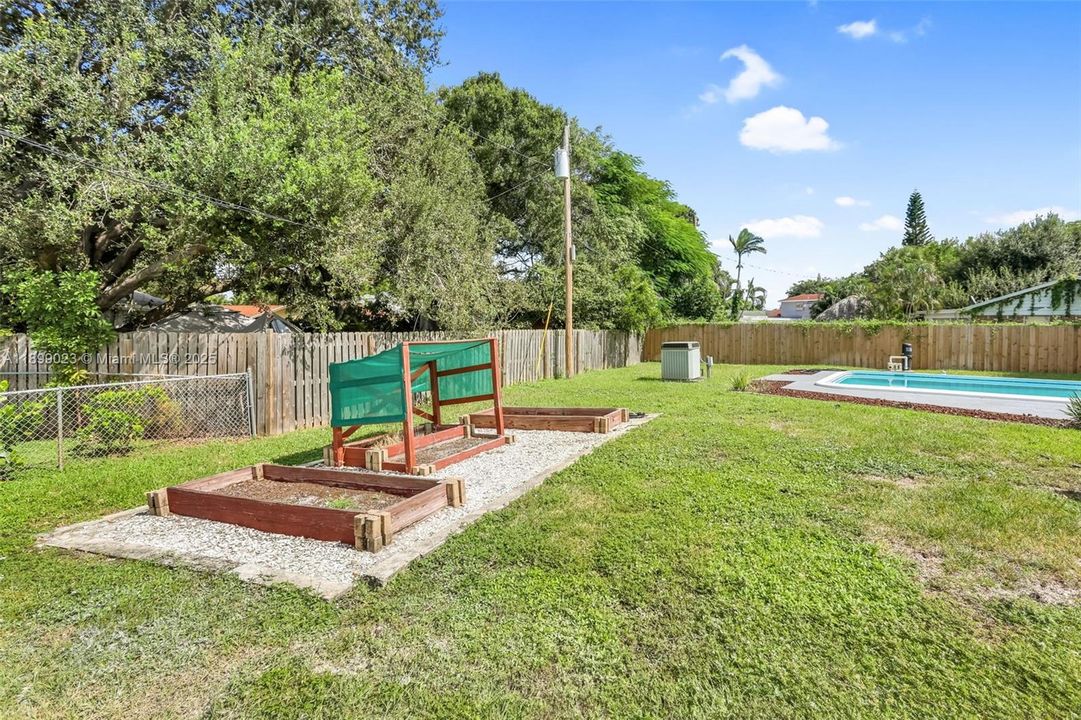 Activo con contrato: $569,999 (4 camas, 2 baños, 1400 Pies cuadrados)