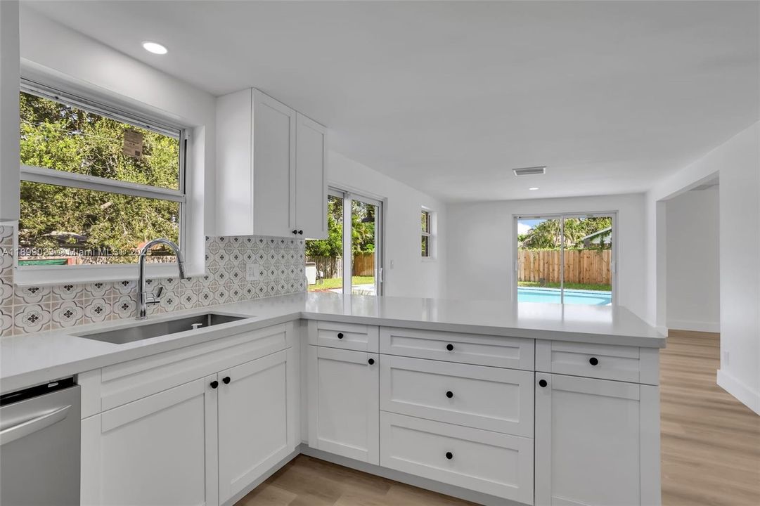 Activo con contrato: $569,999 (4 camas, 2 baños, 1400 Pies cuadrados)