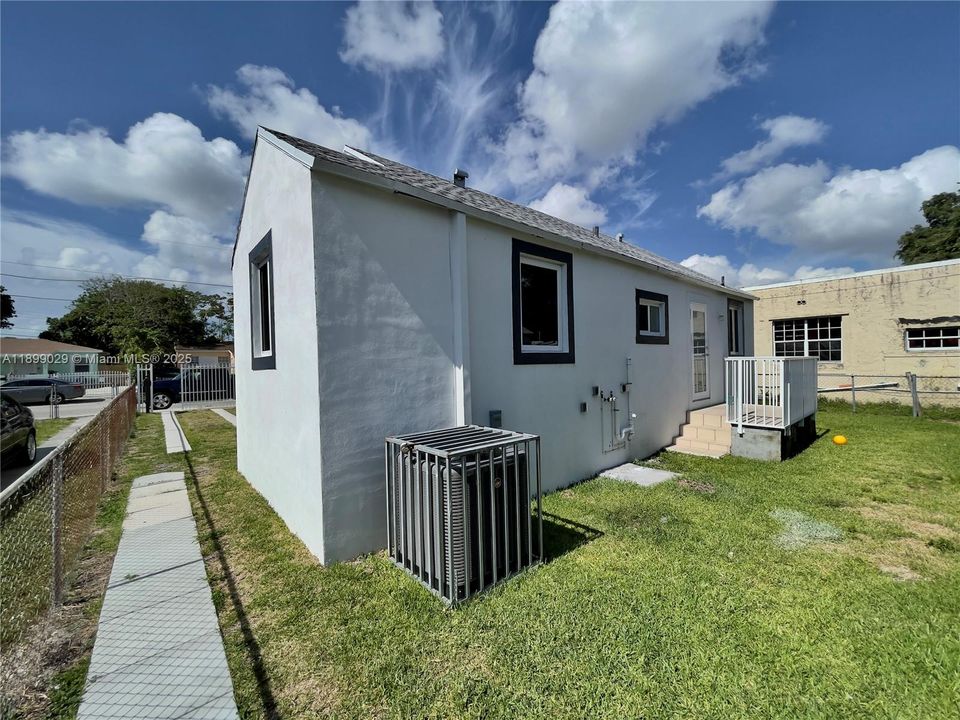 For Rent: $2,699 (3 beds, 2 baths, 1475 Square Feet)
