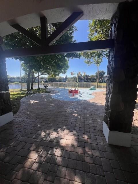 待售: $370,000 (3 贝兹, 2 浴室, 1306 平方英尺)