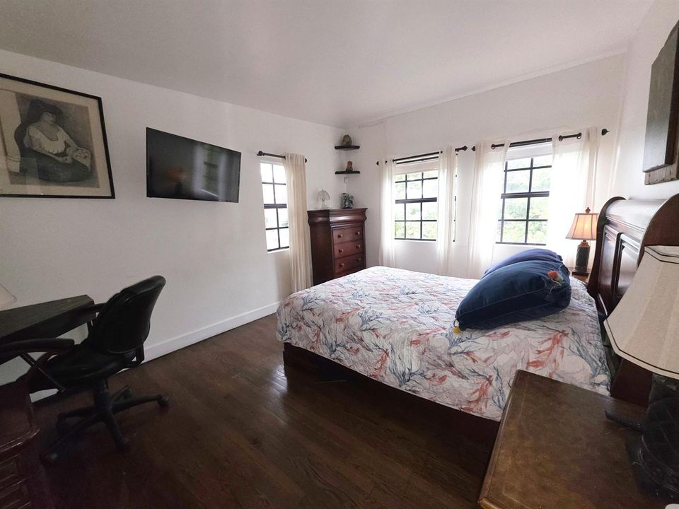 UPSTAIRS BEDROOM