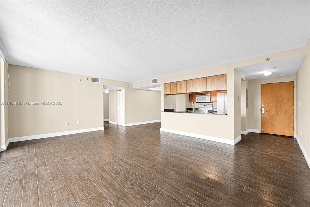 合同活跃: $730,000 (2 贝兹, 2 浴室, 1105 平方英尺)