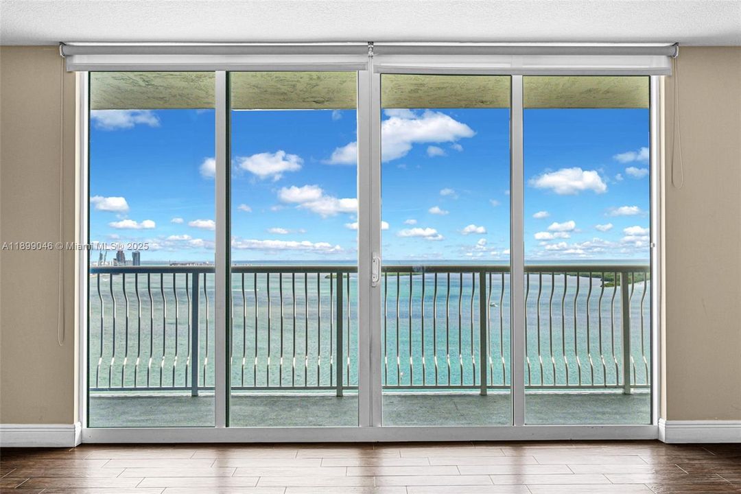 合同活跃: $730,000 (2 贝兹, 2 浴室, 1105 平方英尺)