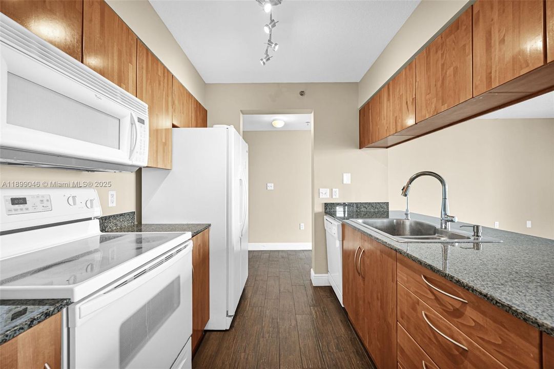 合同活跃: $730,000 (2 贝兹, 2 浴室, 1105 平方英尺)