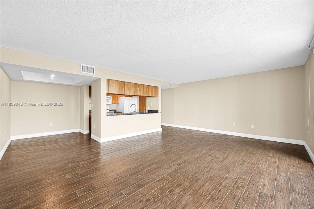 合同活跃: $730,000 (2 贝兹, 2 浴室, 1105 平方英尺)