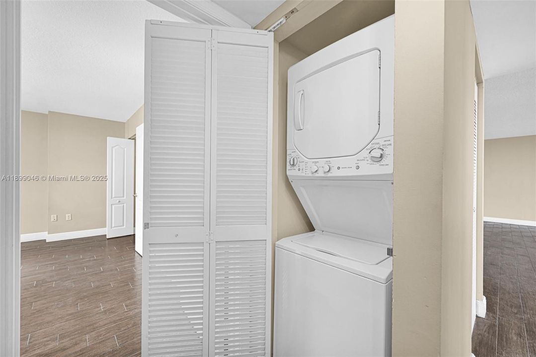 合同活跃: $730,000 (2 贝兹, 2 浴室, 1105 平方英尺)