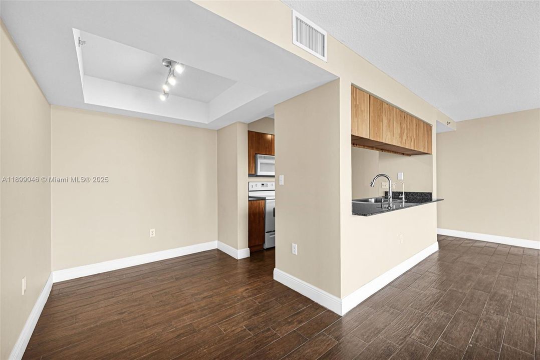 合同活跃: $730,000 (2 贝兹, 2 浴室, 1105 平方英尺)