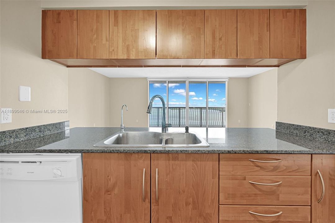 合同活跃: $730,000 (2 贝兹, 2 浴室, 1105 平方英尺)