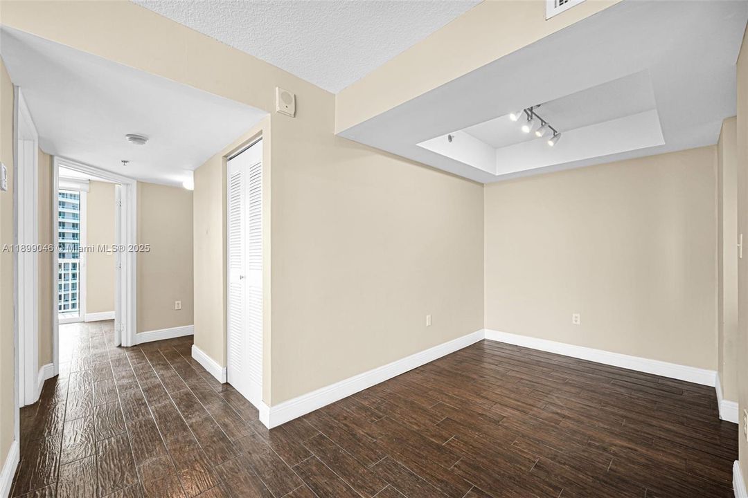 合同活跃: $730,000 (2 贝兹, 2 浴室, 1105 平方英尺)