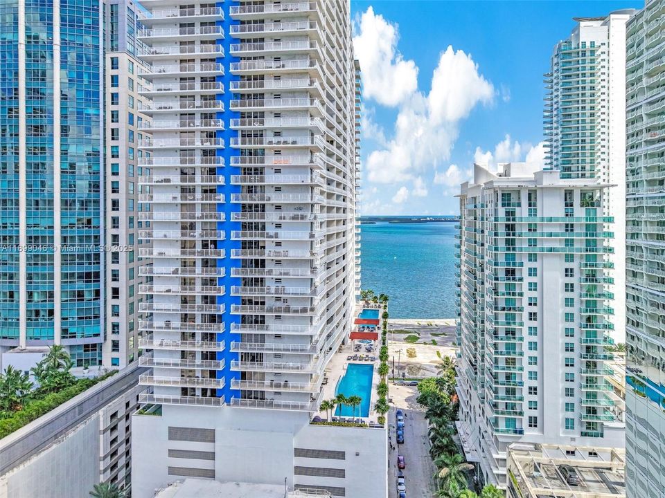 合同活跃: $730,000 (2 贝兹, 2 浴室, 1105 平方英尺)