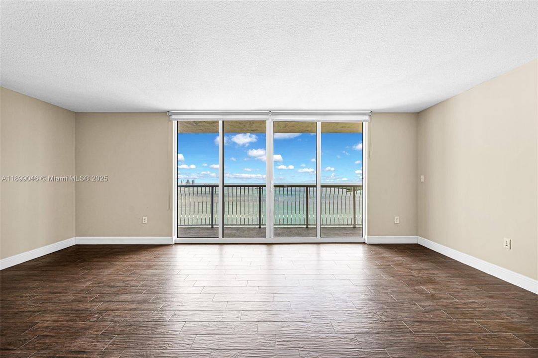 合同活跃: $730,000 (2 贝兹, 2 浴室, 1105 平方英尺)