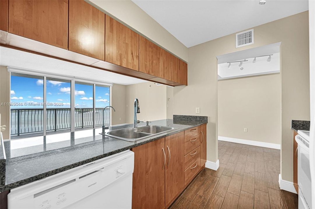 合同活跃: $730,000 (2 贝兹, 2 浴室, 1105 平方英尺)