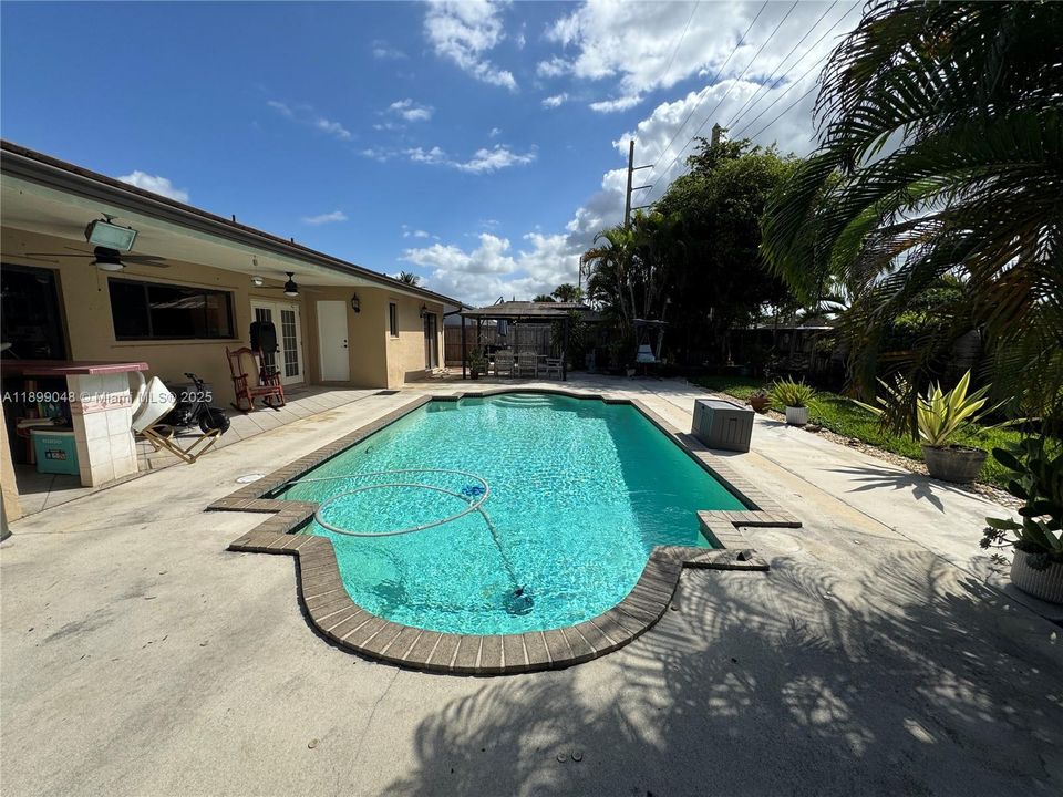 For Sale: $795,000 (4 beds, 2 baths, 2367 Square Feet)