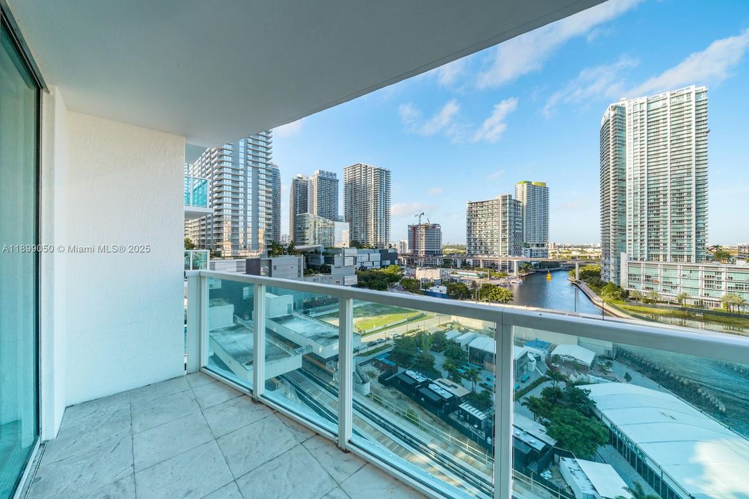 For Sale: $399,900 (1 beds, 1 baths, 757 Square Feet)