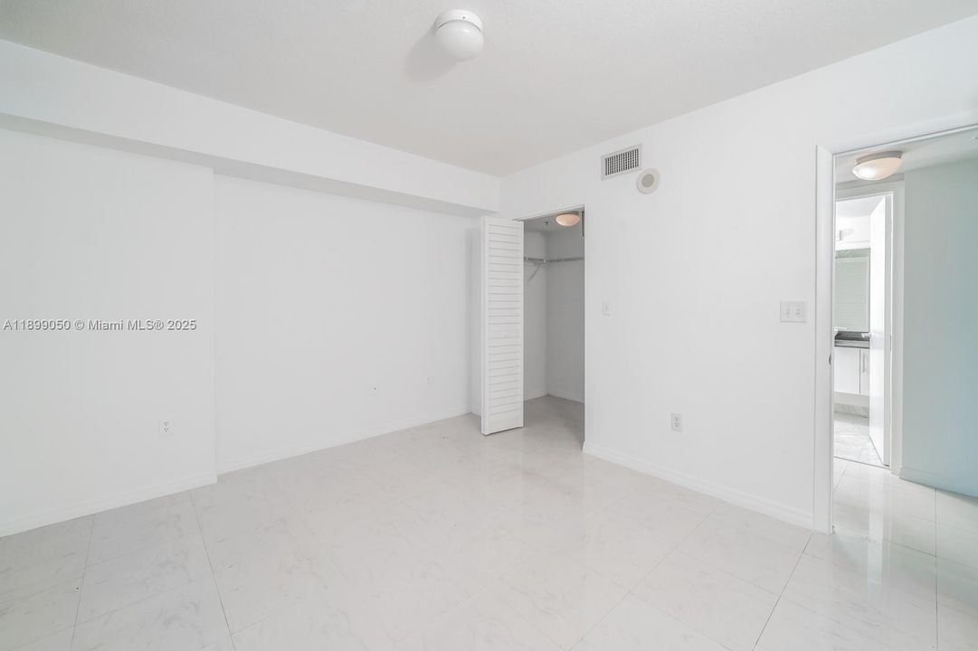 For Sale: $399,900 (1 beds, 1 baths, 757 Square Feet)
