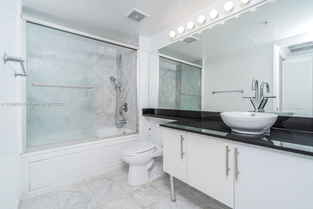 For Sale: $399,900 (1 beds, 1 baths, 757 Square Feet)