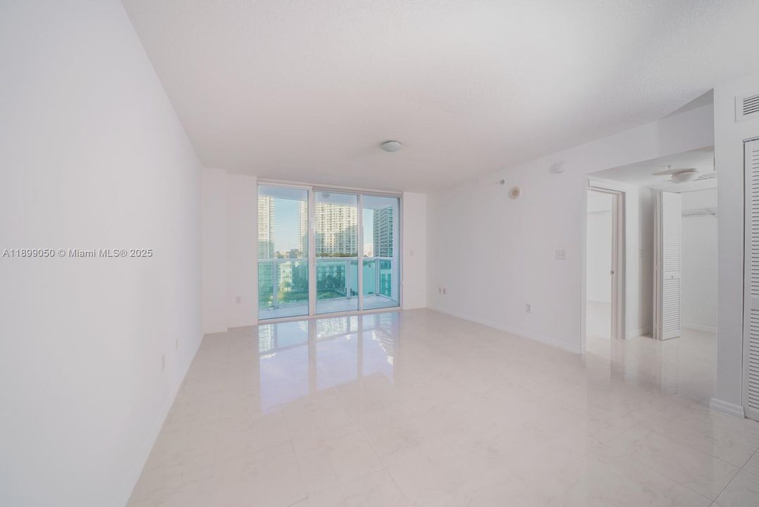 For Sale: $399,900 (1 beds, 1 baths, 757 Square Feet)