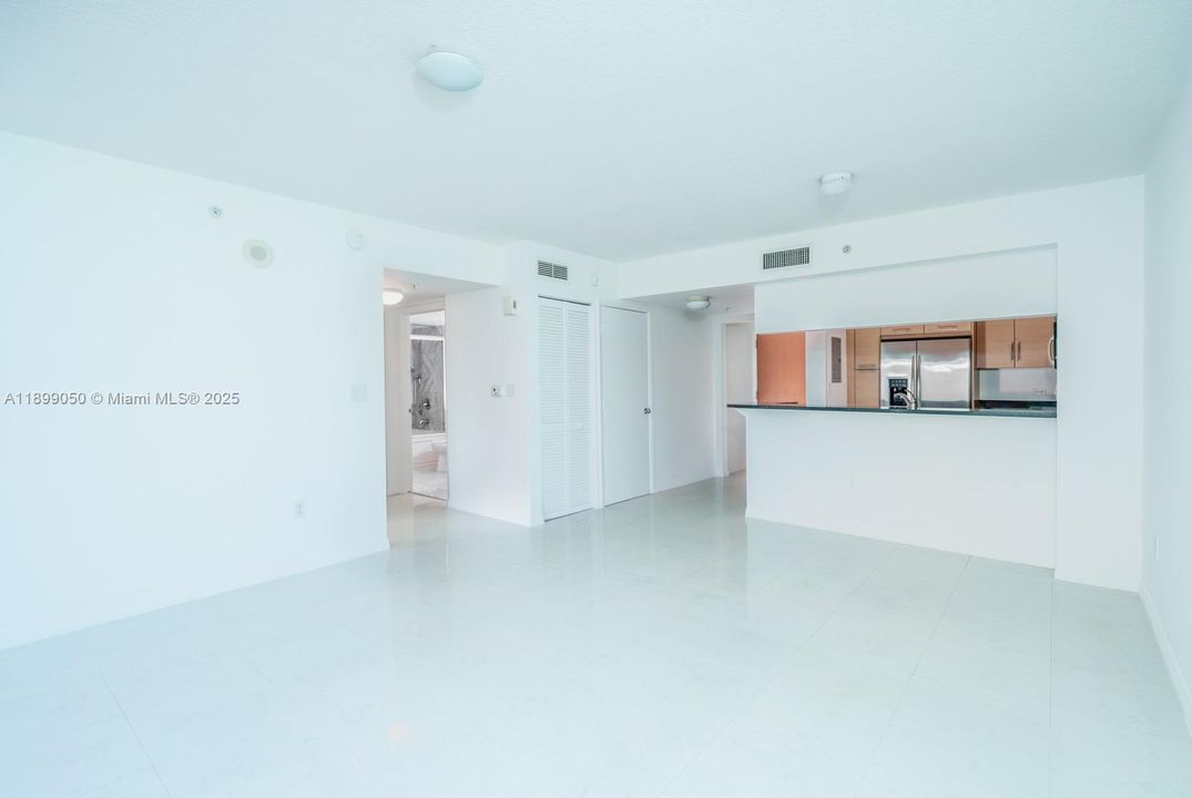 For Sale: $399,900 (1 beds, 1 baths, 757 Square Feet)