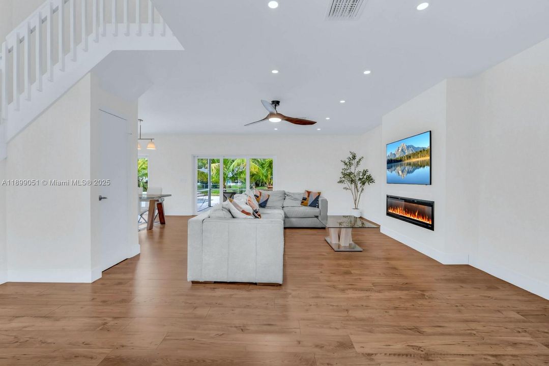 Active With Contract: $1,050,000 (5 beds, 3 baths, 2686 Square Feet)