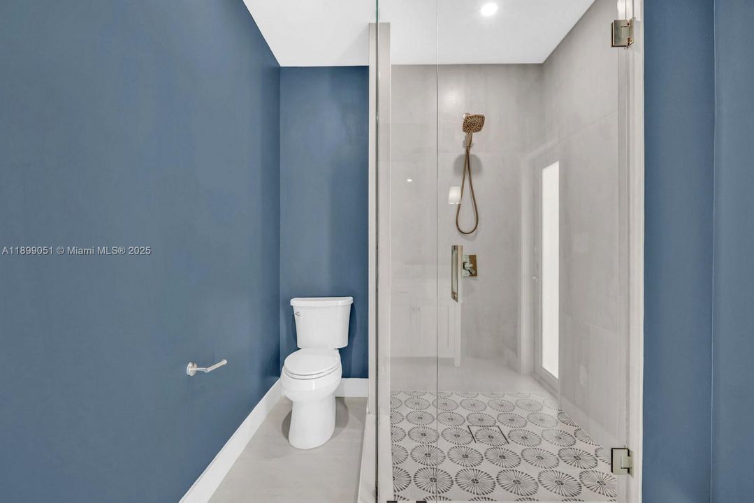 Active With Contract: $1,050,000 (5 beds, 3 baths, 2686 Square Feet)