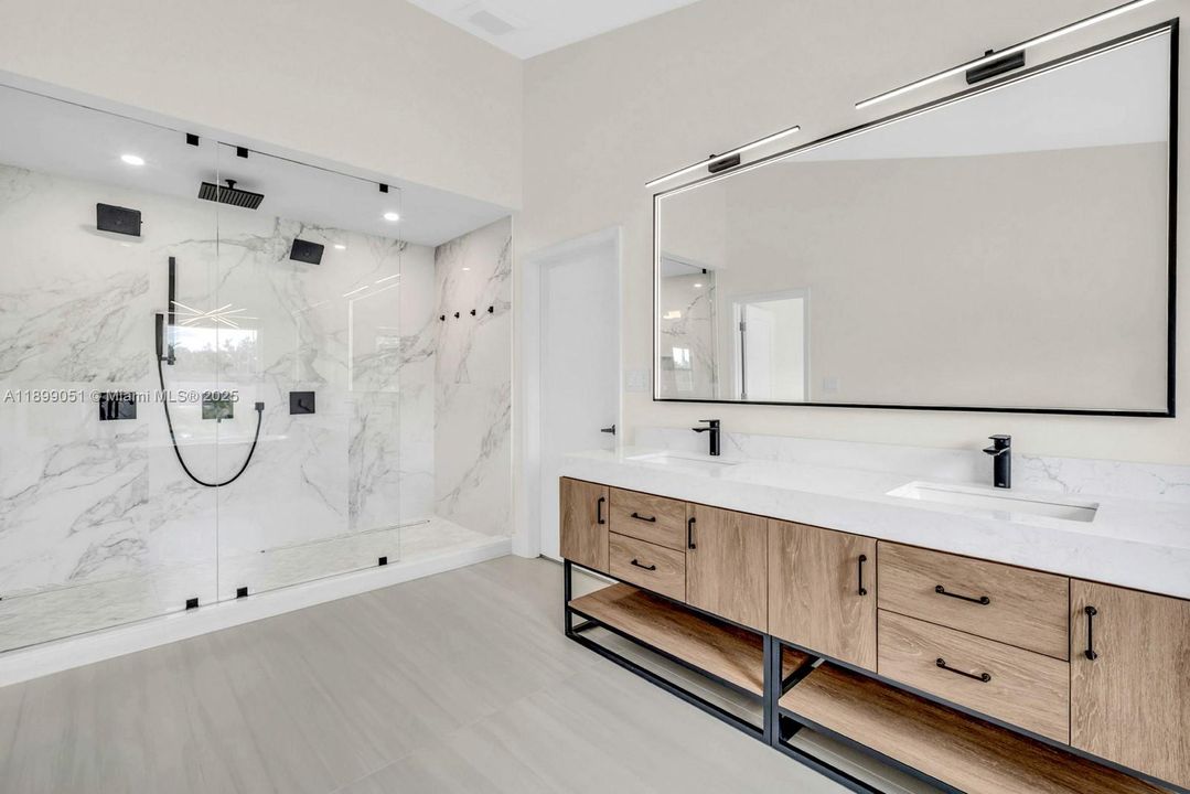 Active With Contract: $1,050,000 (5 beds, 3 baths, 2686 Square Feet)