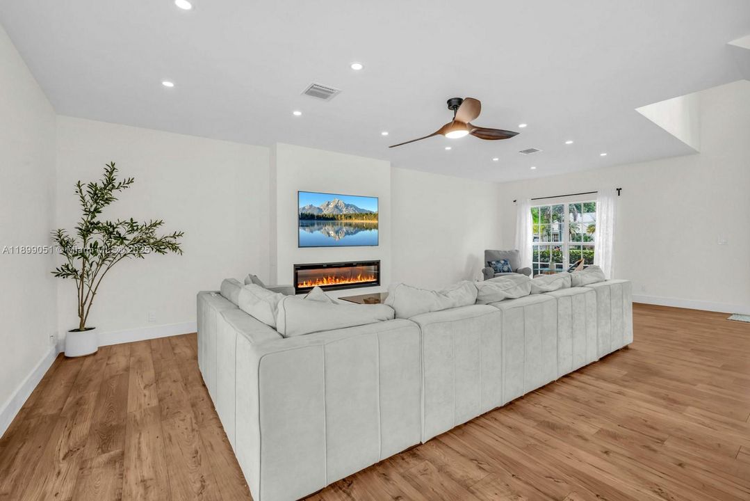 Active With Contract: $1,050,000 (5 beds, 3 baths, 2686 Square Feet)