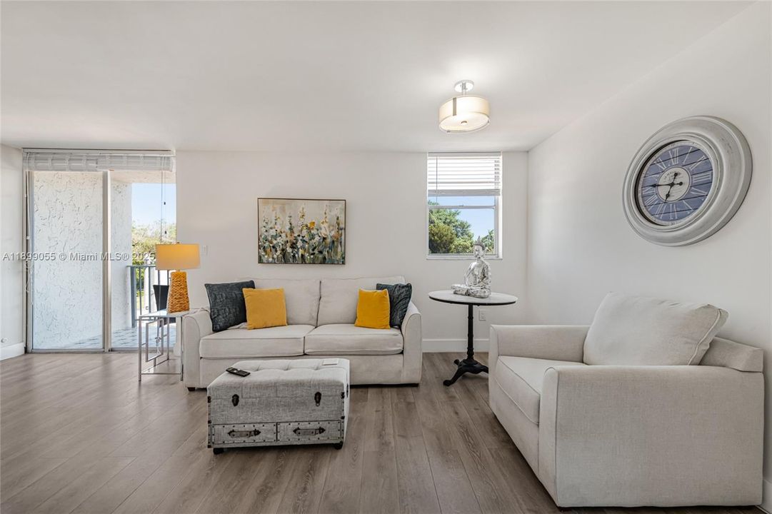 Active With Contract: $300,000 (1 beds, 1 baths, 785 Square Feet)