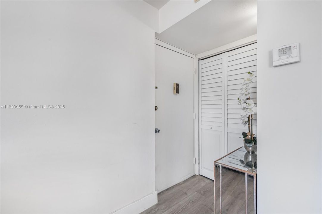 Active With Contract: $300,000 (1 beds, 1 baths, 785 Square Feet)